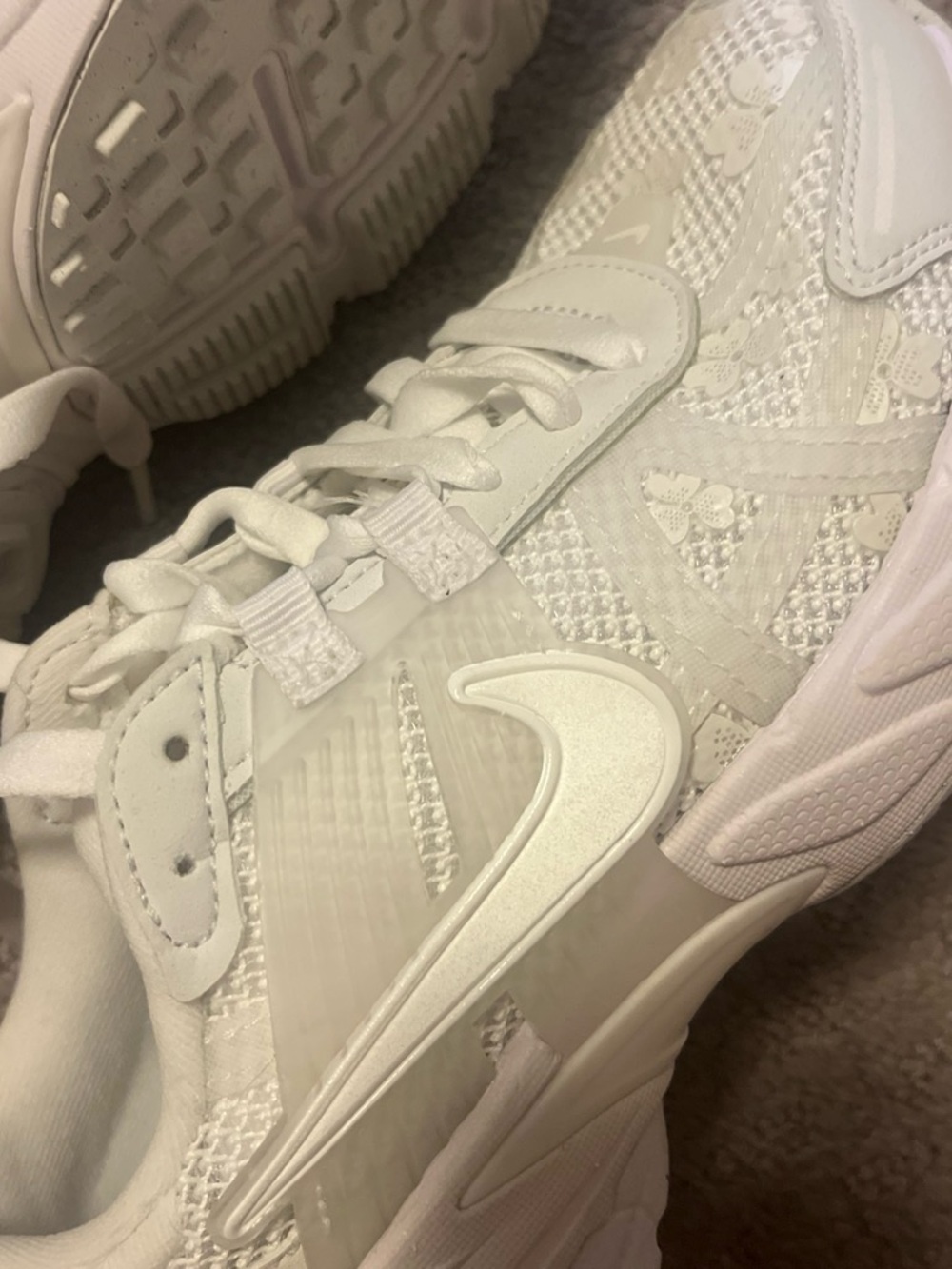 Nike white Lace fashion embroidered flower White Athletic Sneakers 6.5 women’s